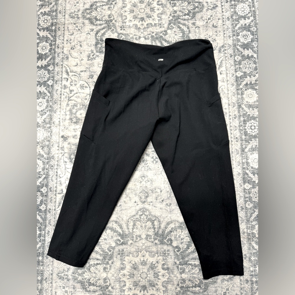 Marika black cropped yoga pants with pockets